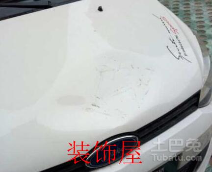 祸从天降！漯河一小区房顶瓦片被大风吹落 砸坏轿车