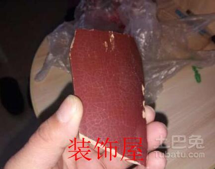 祸从天降！漯河一小区房顶瓦片被大风吹落 砸坏轿车