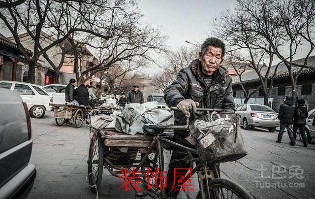 小区里废旧家电回收的人员